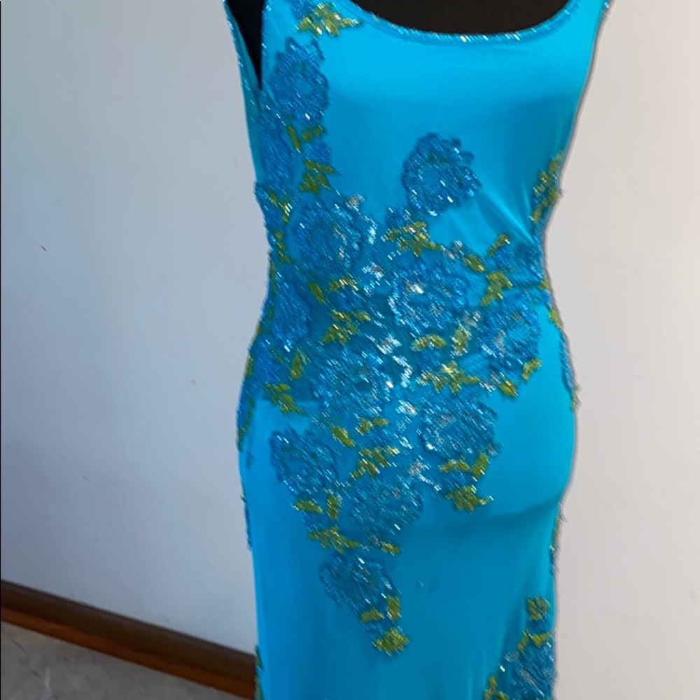 Evening dress with beads - Picture 3 of 16